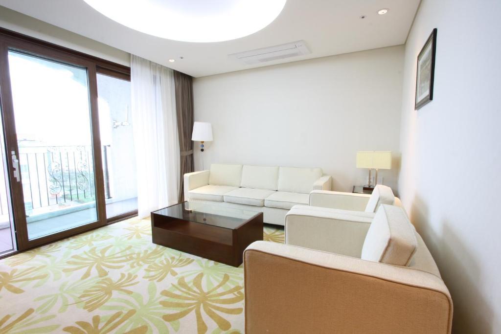 เจจูรอนโฮเต็ล Hotel เมืองเชจู ห้อง รูปภาพ
