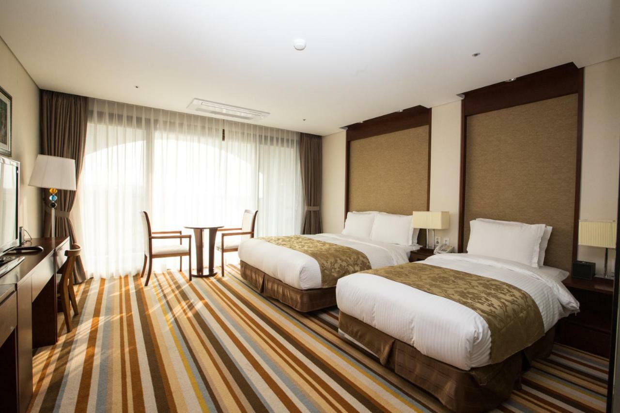เจจูรอนโฮเต็ล Hotel เมืองเชจู ภายนอก รูปภาพ